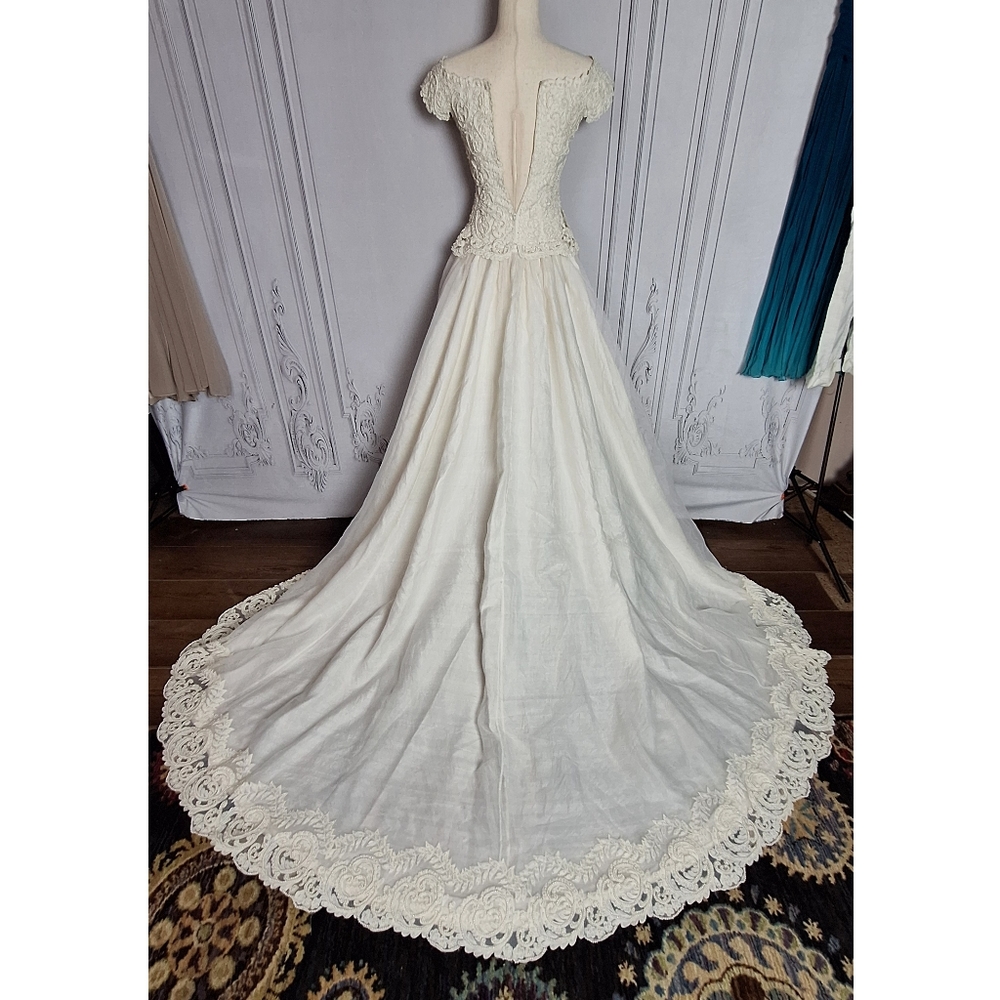 St. Pucchi Ivory Lace Beaded Vintage-Style Wedding Dress with Train - Picture 4 of 16